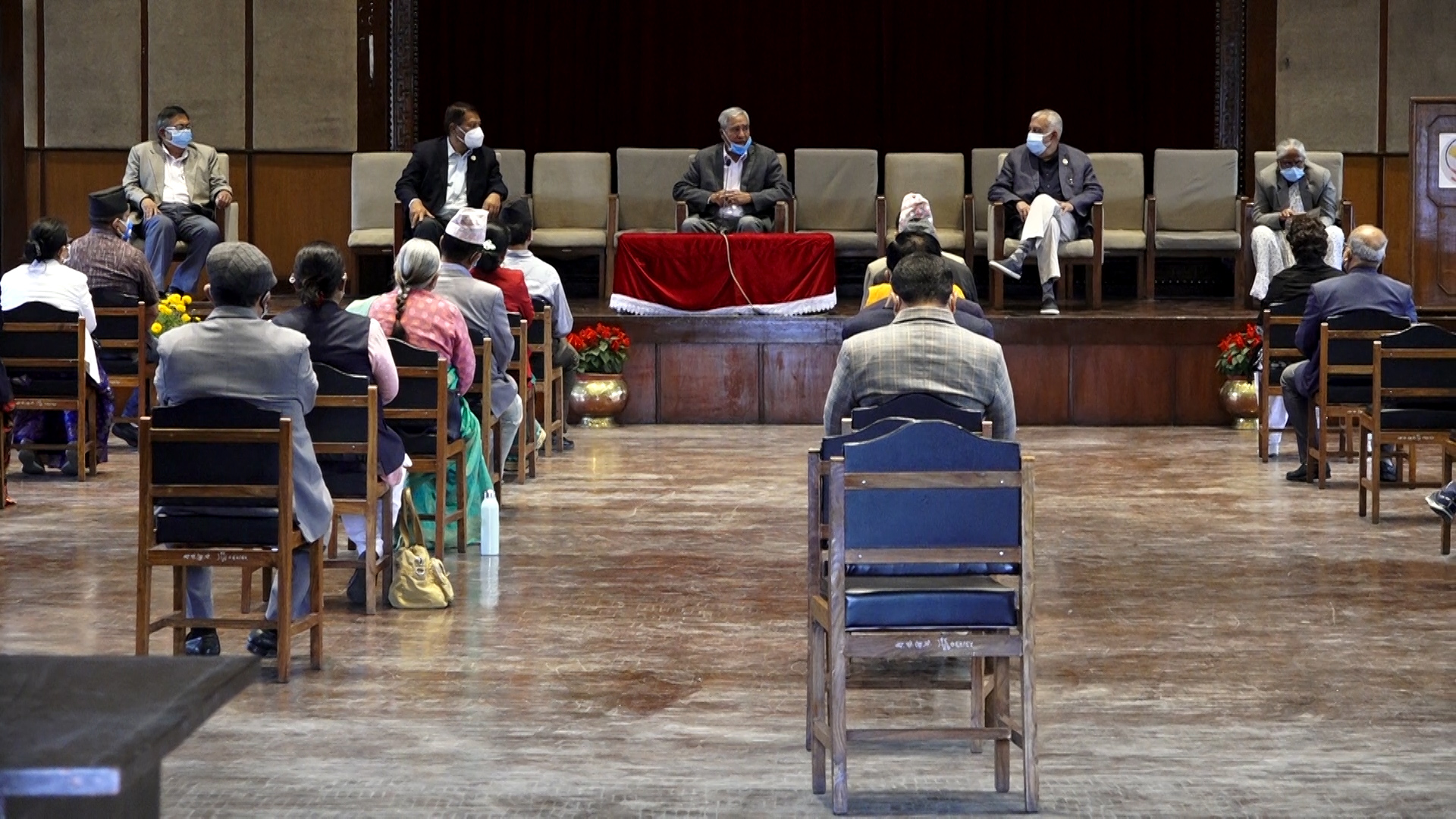 राष्ट्रपति ओलीको सहयोगी मात्रै हुनुभयो : देउवा, शीतलनिवासलाई पार्टी कार्यालय बनाइयो : सांसद